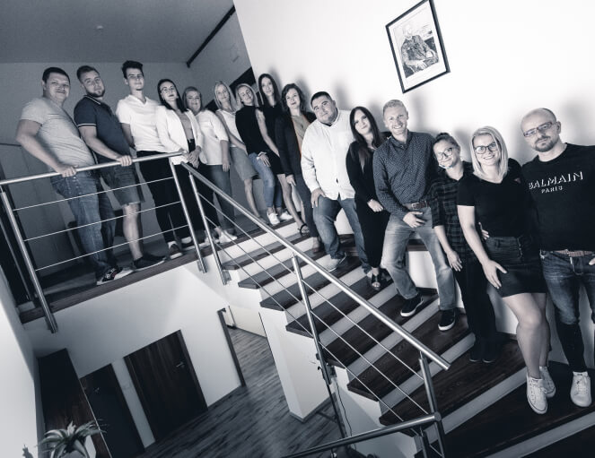 Na obrázku je celý tým Artendr